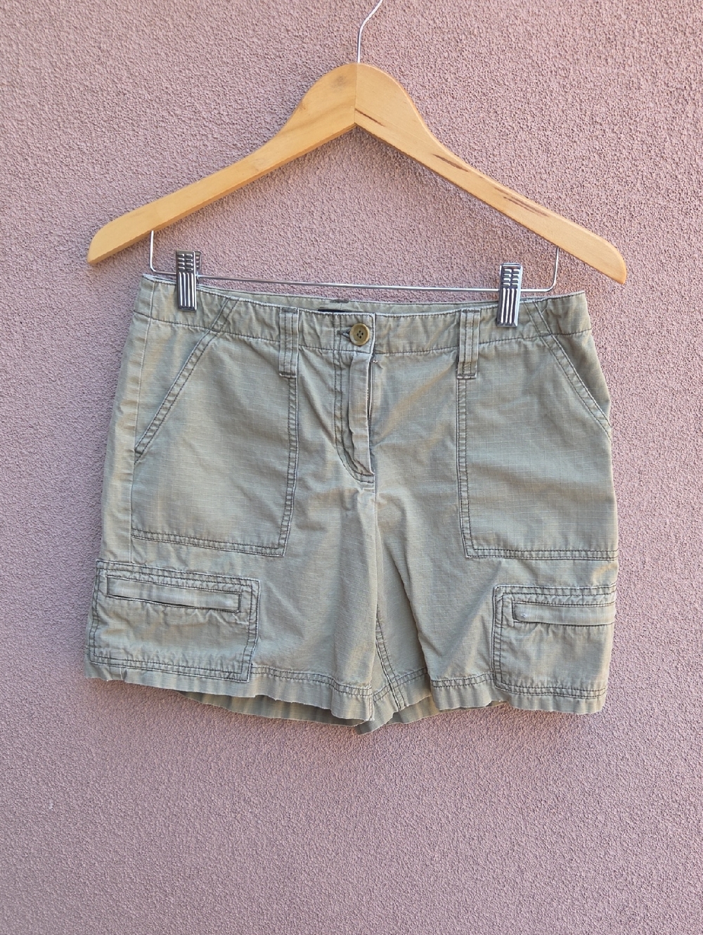 J. Crew Women's Cargo Shorts in Olive. Sizs 4. 100 % Cotton
